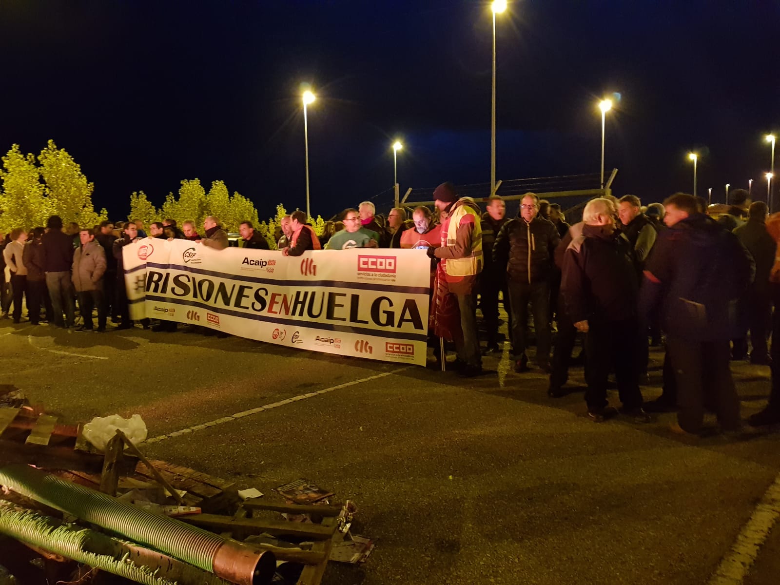 Más de 250 funcionarios de prisiones redoblan su protesta ante la cárcel de León y bloquean la entrada 