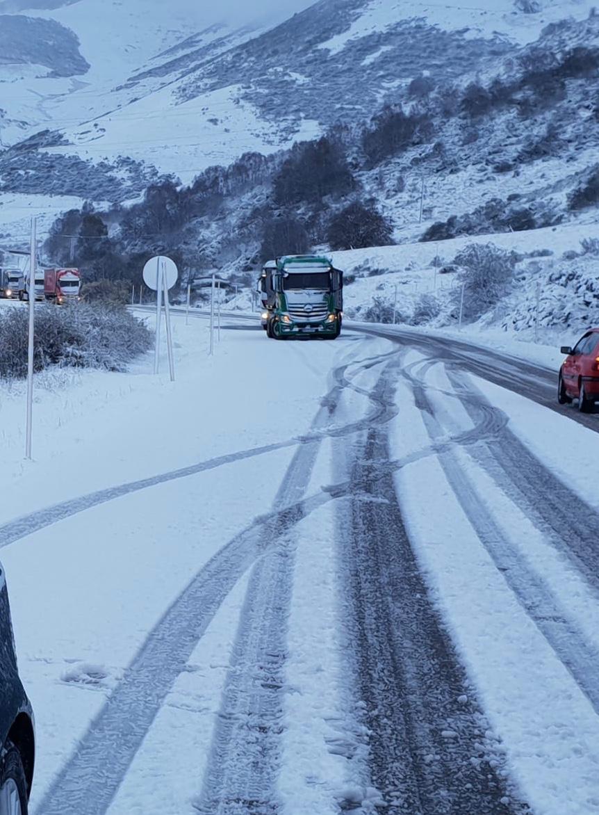 Fotos: La nieve afecta a las conexiones entre León y Asturias