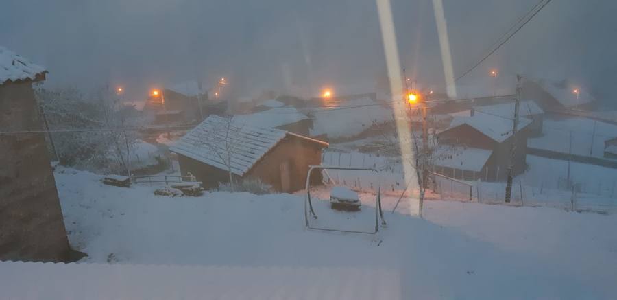 Fotos: La nieve complica la circulación de Pajares, el Huerna y Somiedo