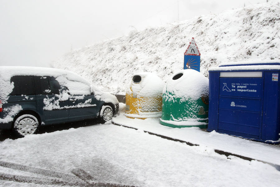 Fotos: La nieve complica la circulación de Pajares, el Huerna y Somiedo