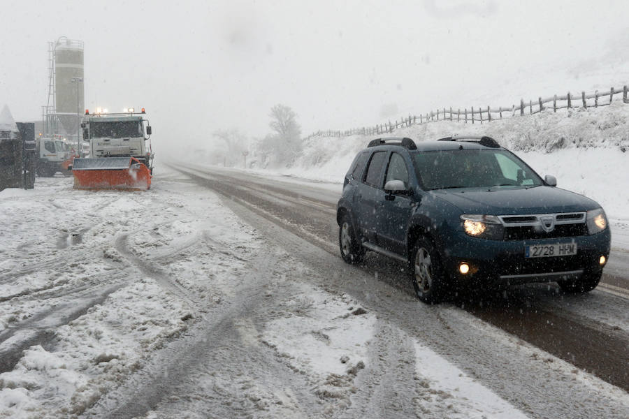 Fotos: La nieve complica la circulación de Pajares, el Huerna y Somiedo