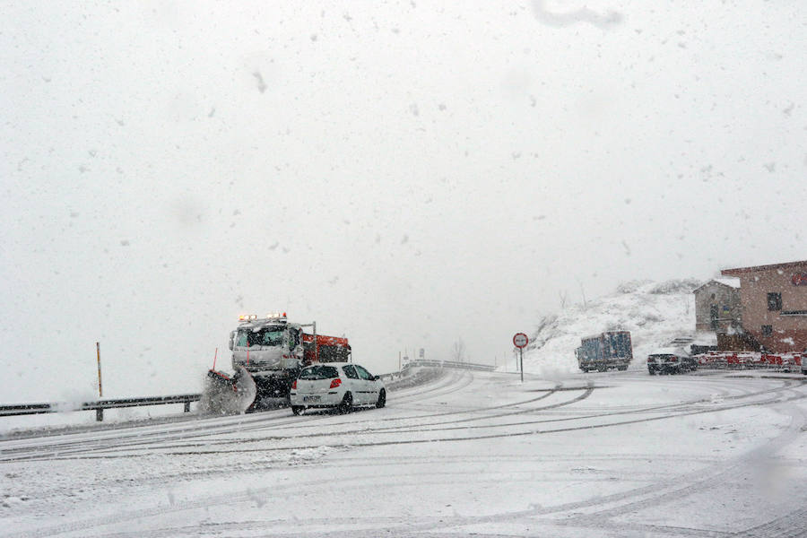 Fotos: La nieve complica la circulación de Pajares, el Huerna y Somiedo