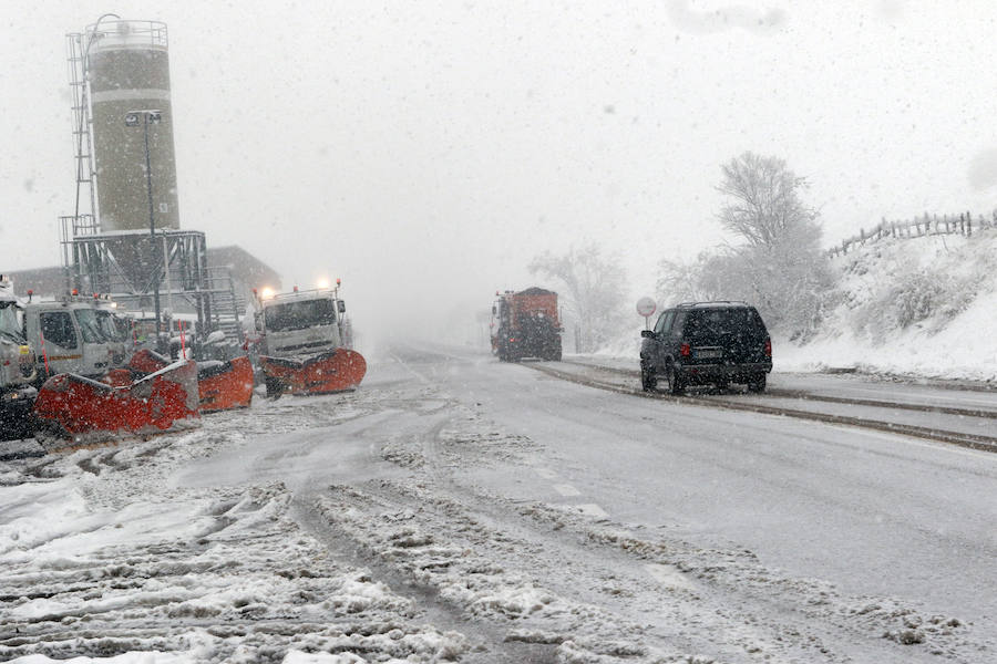 Fotos: La nieve complica la circulación de Pajares, el Huerna y Somiedo