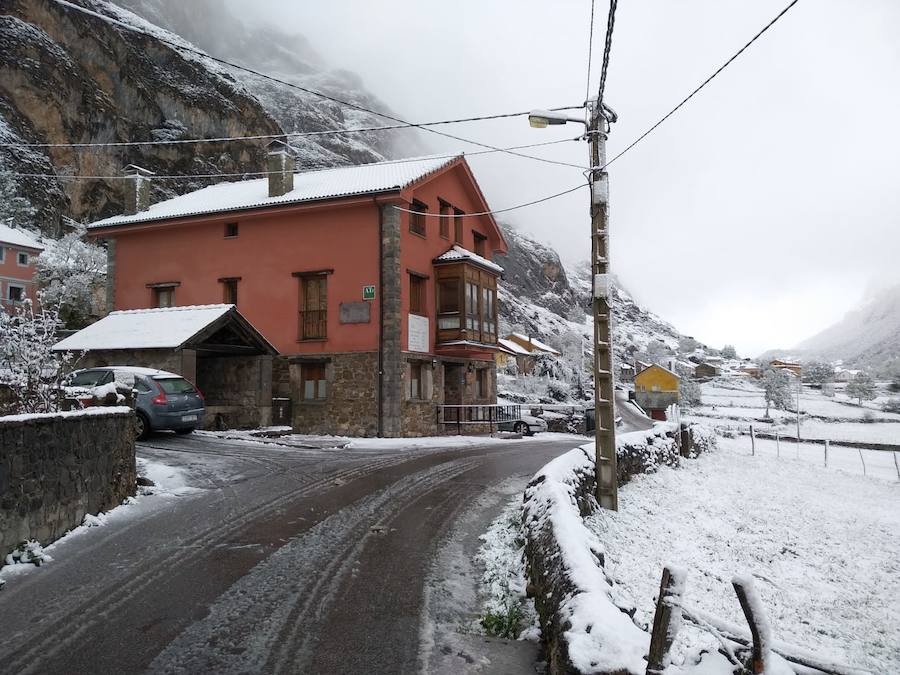 Fotos: La nieve complica la circulación de Pajares, el Huerna y Somiedo