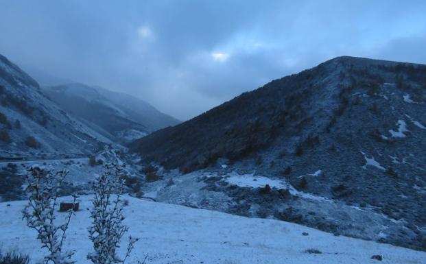 Galería. El valle de Valdeón, este sábado cubierto por las primeras nieves. 