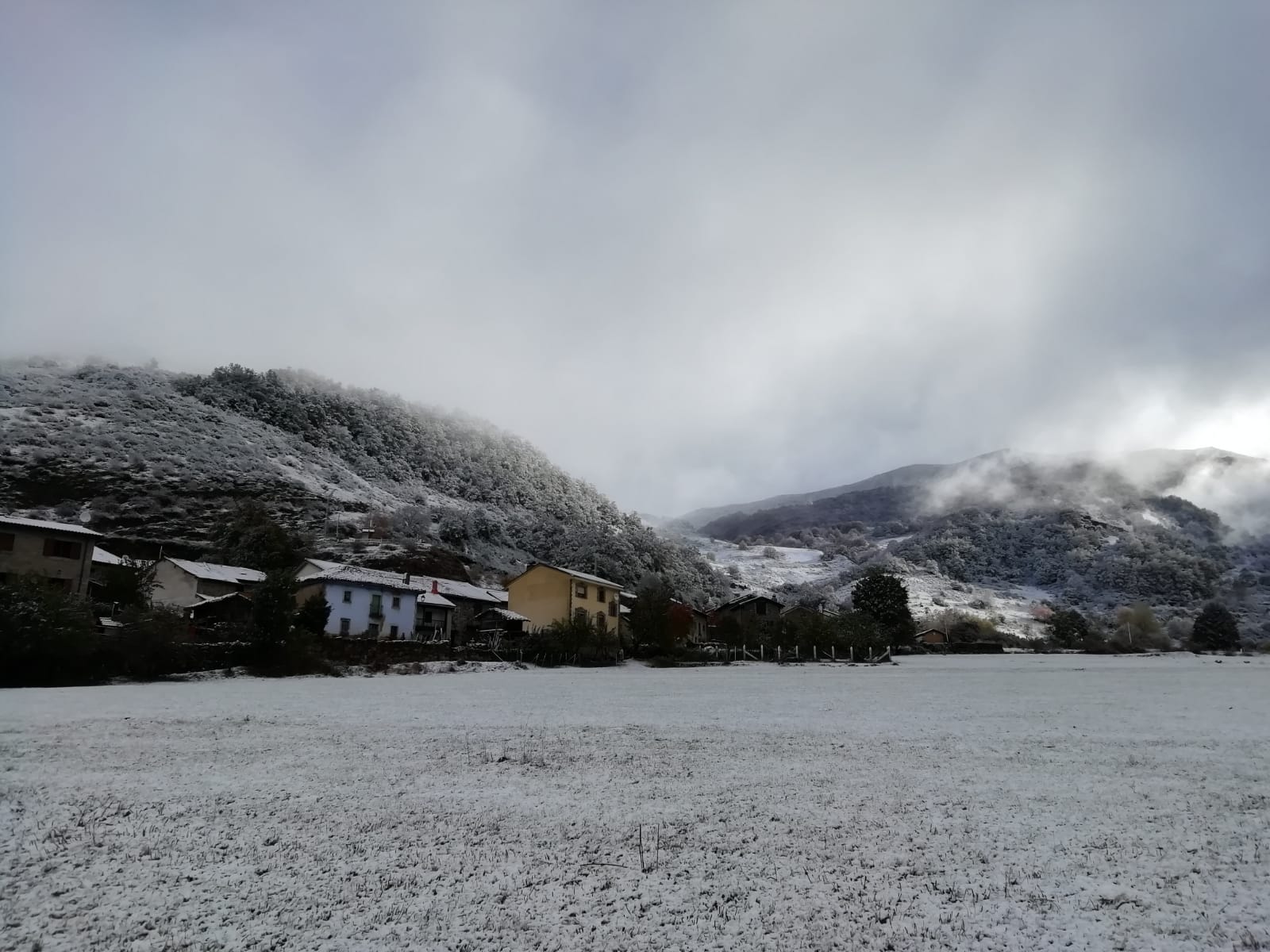 El pueblo más alto del Parque Nacional de los Picos de Europa amanece este sábado cubierto por la nieve, que deja una bella estampa