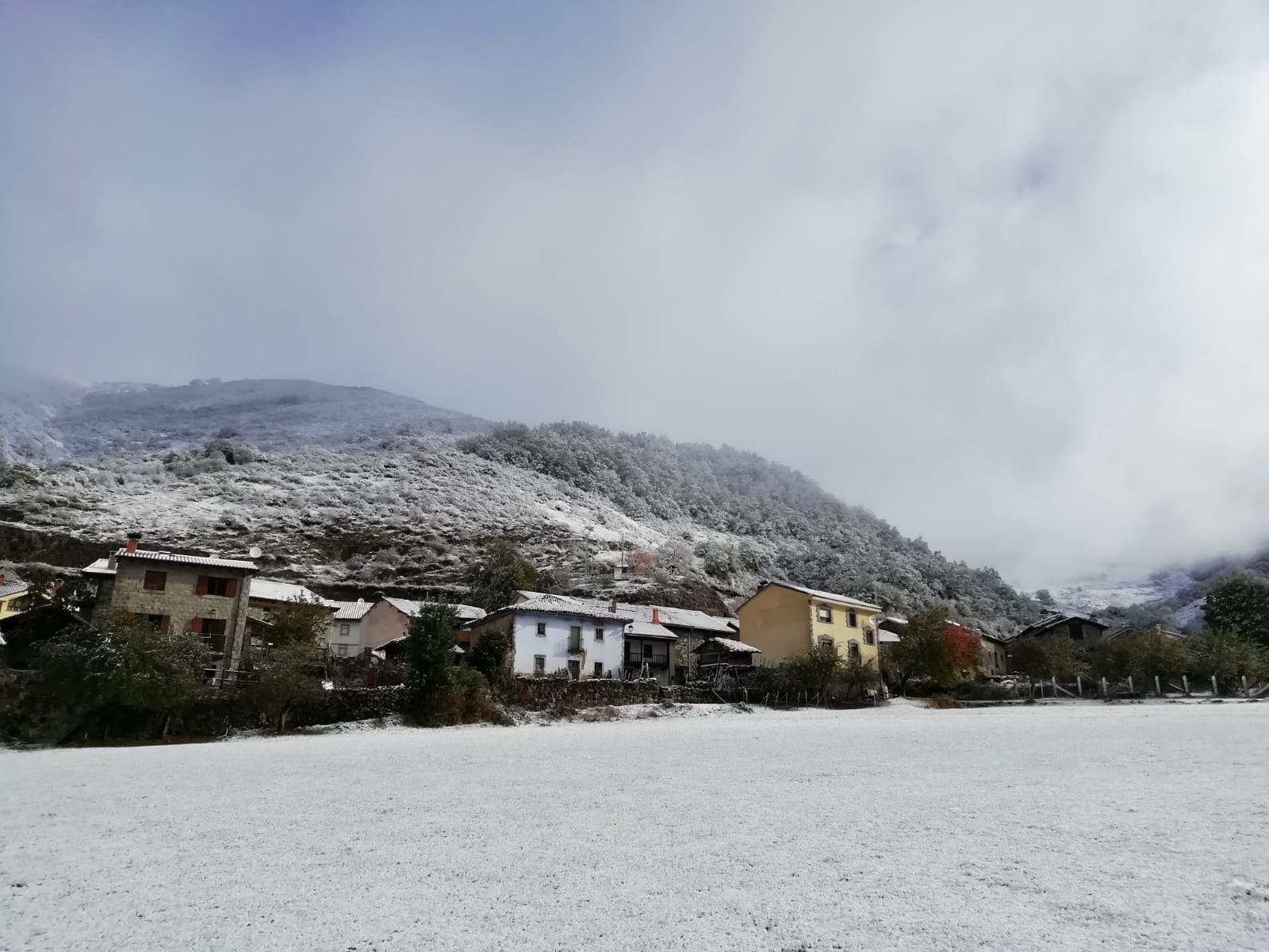 El pueblo más alto del Parque Nacional de los Picos de Europa amanece este sábado cubierto por la nieve, que deja una bella estampa