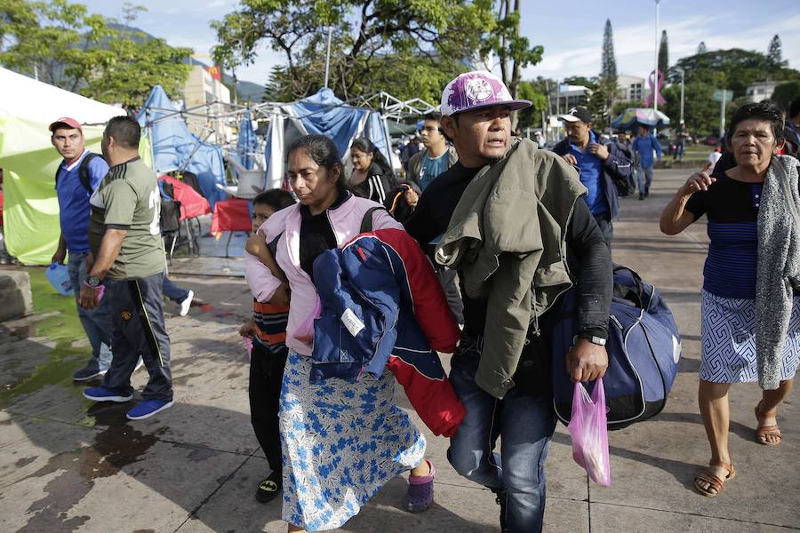 Unos 300 migrantes salvadoreños han salido este domingo de su país hacia la frontera con Guatemala con el objetivo final de llegar a EE UU. Buscan emular la caravana de hondureños que salió el 13 de octubre de San Pedro Sula.