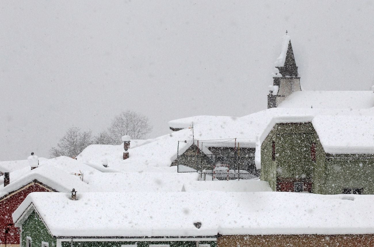 La UME acude al rescate en Asturias con el fin de apoyar en las labores de limpieza de viales para facilitar la circulación
