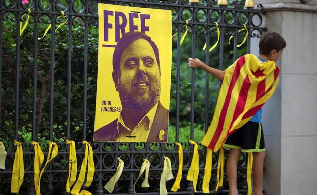 Lazos amarillos colocados ante una fotografía de Oriol Junqueras.