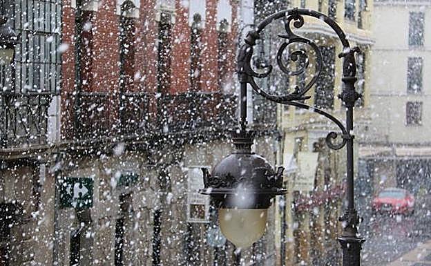 La capital podría recibir nevadas en la madrugada de este martes.