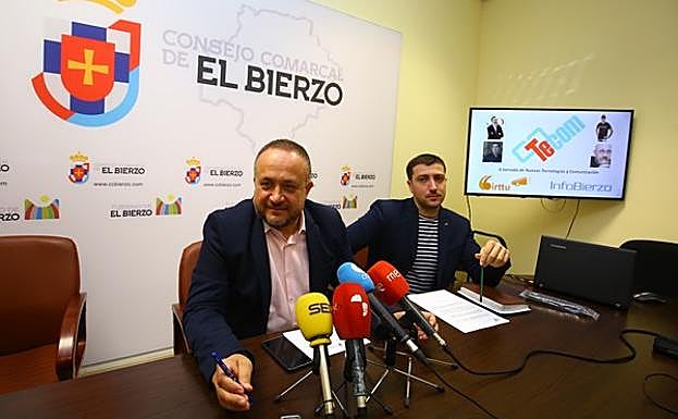 El presidente del Consejo Comarcal del Bierzo, Gerardo Álvarez Courel (I), junto al director de Infobierzo, Diego Fernández (D), durante la presentación de la Jornada de Tecnologías Aplicadas a la Comunicación (Tecom).