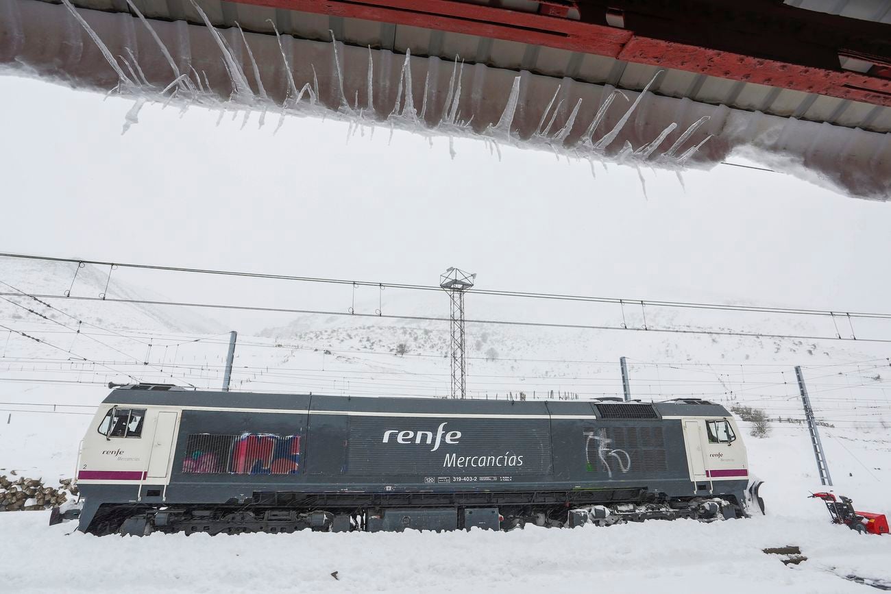 Protección Civil alerta de que el actual frente tormentoso aún será visible con lluvia, viento y nevadas a lo largo de las próximas horas | León sigue en alerta amarilla y con complicaciones en el tráfico rodado y ferroviario