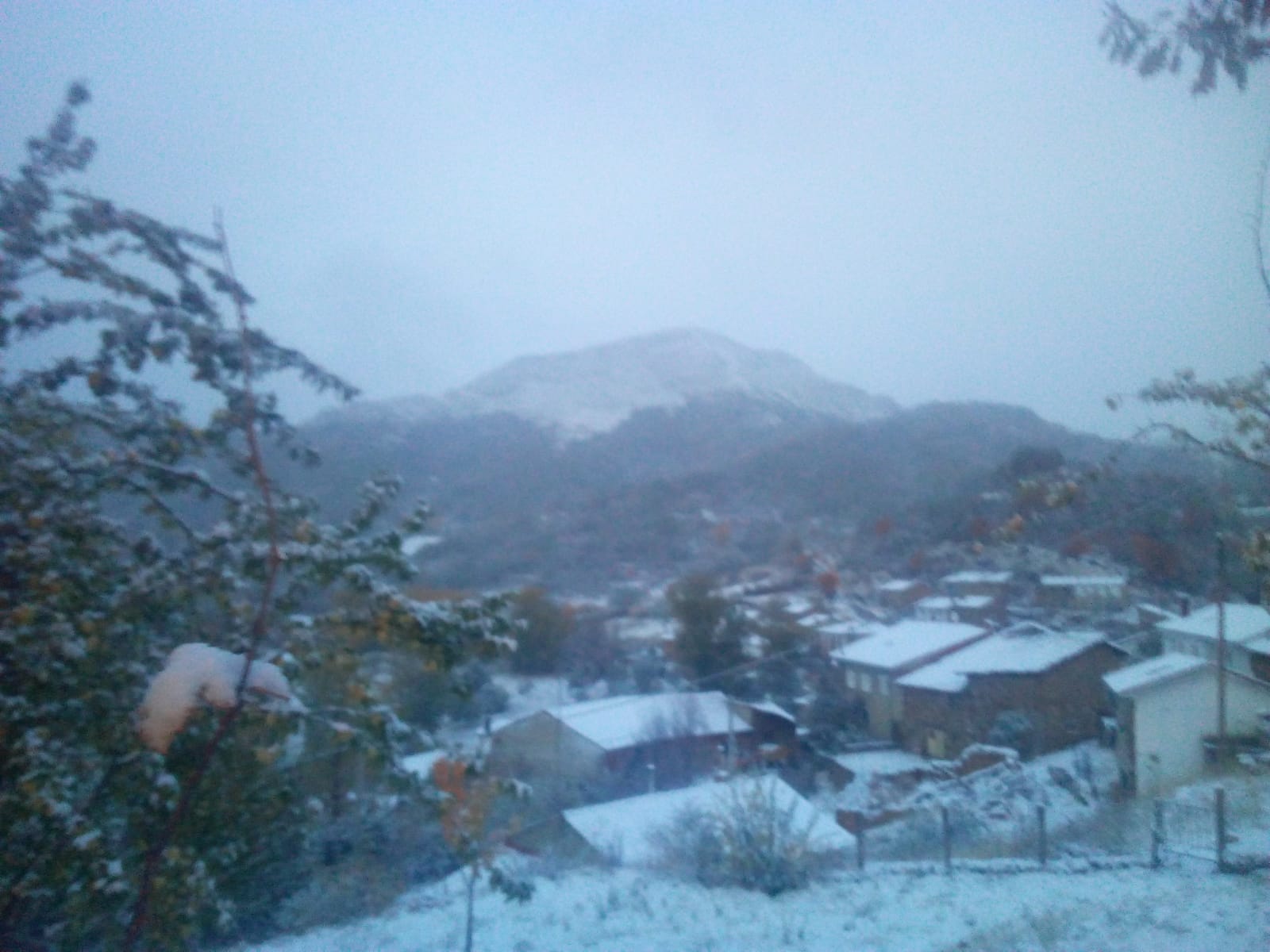 Protección civil ayudado por los vecinos de las localidades de Ferreras del Puerto, Las Muñecas, La Mata y el Otero se apresuran a retirar la nieve de las calles y echar sal para evitar que se formen placas de hielo