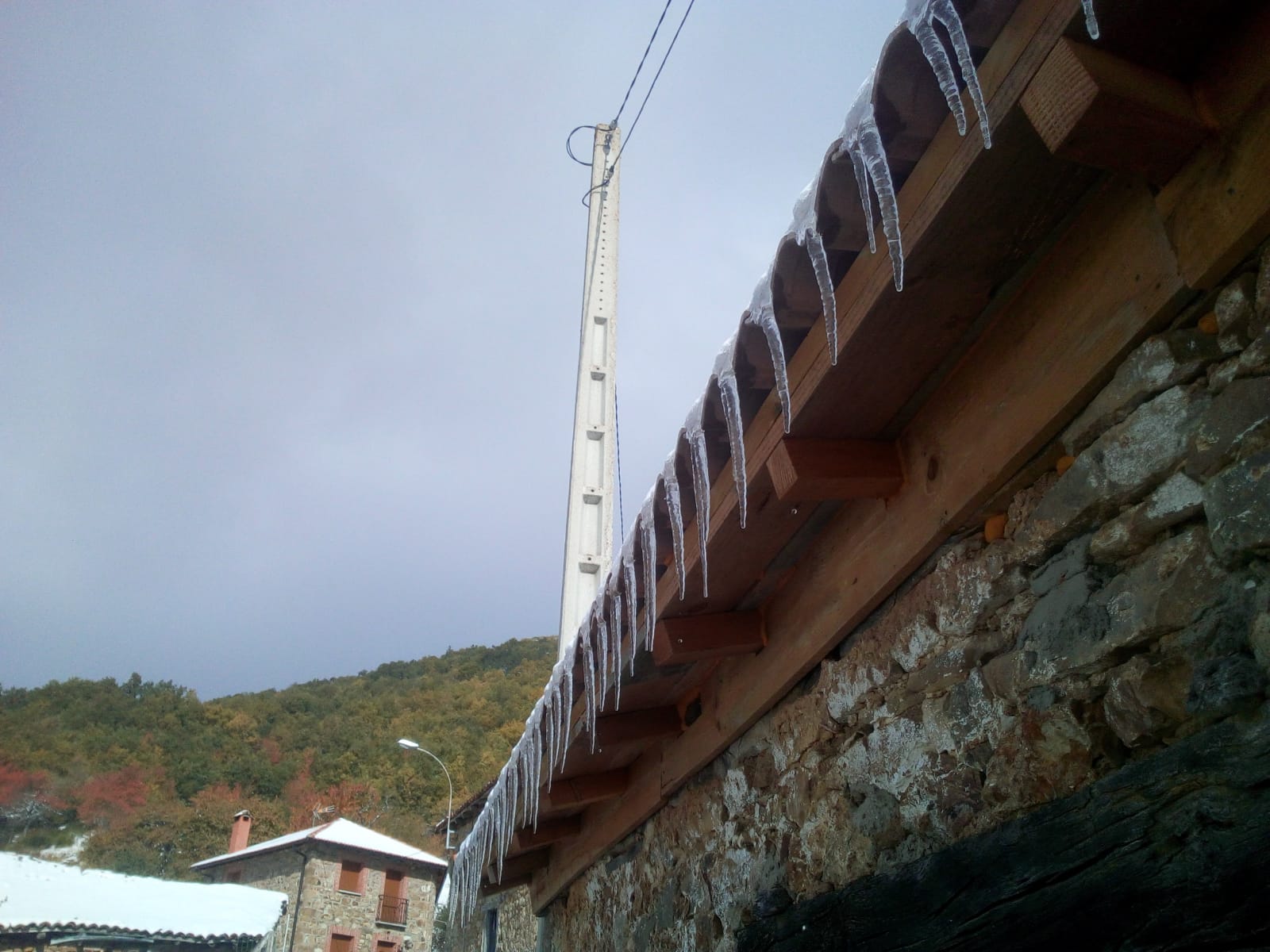 Protección civil ayudado por los vecinos de las localidades de Ferreras del Puerto, Las Muñecas, La Mata y el Otero se apresuran a retirar la nieve de las calles y echar sal para evitar que se formen placas de hielo