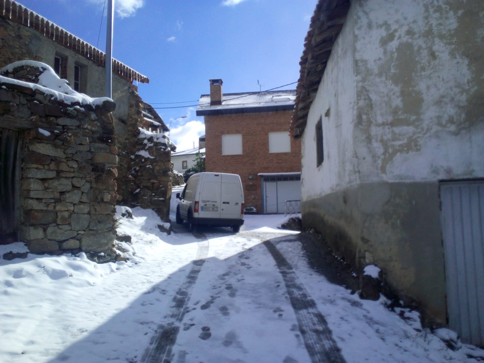 Protección civil ayudado por los vecinos de las localidades de Ferreras del Puerto, Las Muñecas, La Mata y el Otero se apresuran a retirar la nieve de las calles y echar sal para evitar que se formen placas de hielo