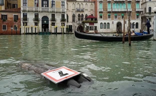 Vista de una señal derribada durante una tormenta en Venecia. 