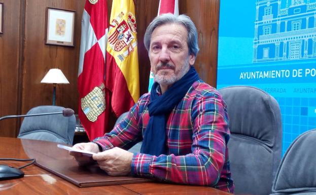 El portavoz municipal de CB y concejal de Bienestar Social, Pedro Muñoz, duranter su comparecencia.