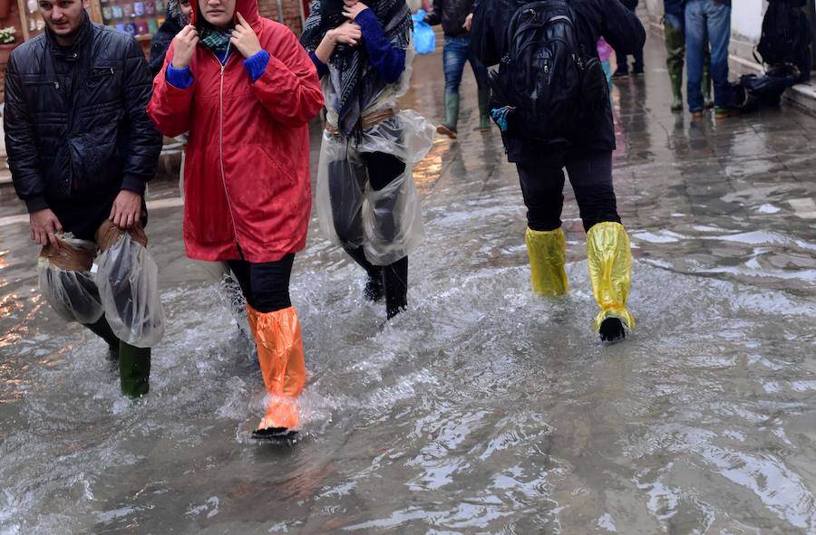 Nueve personas han fallecido en Italia a causa del temporal de fuertes vientos y lluvias torrenciales que mantiene en alerta a varias regiones del país, después de la caída de árboles y el desbordamiento de algunos ríos, según los medios italianos.