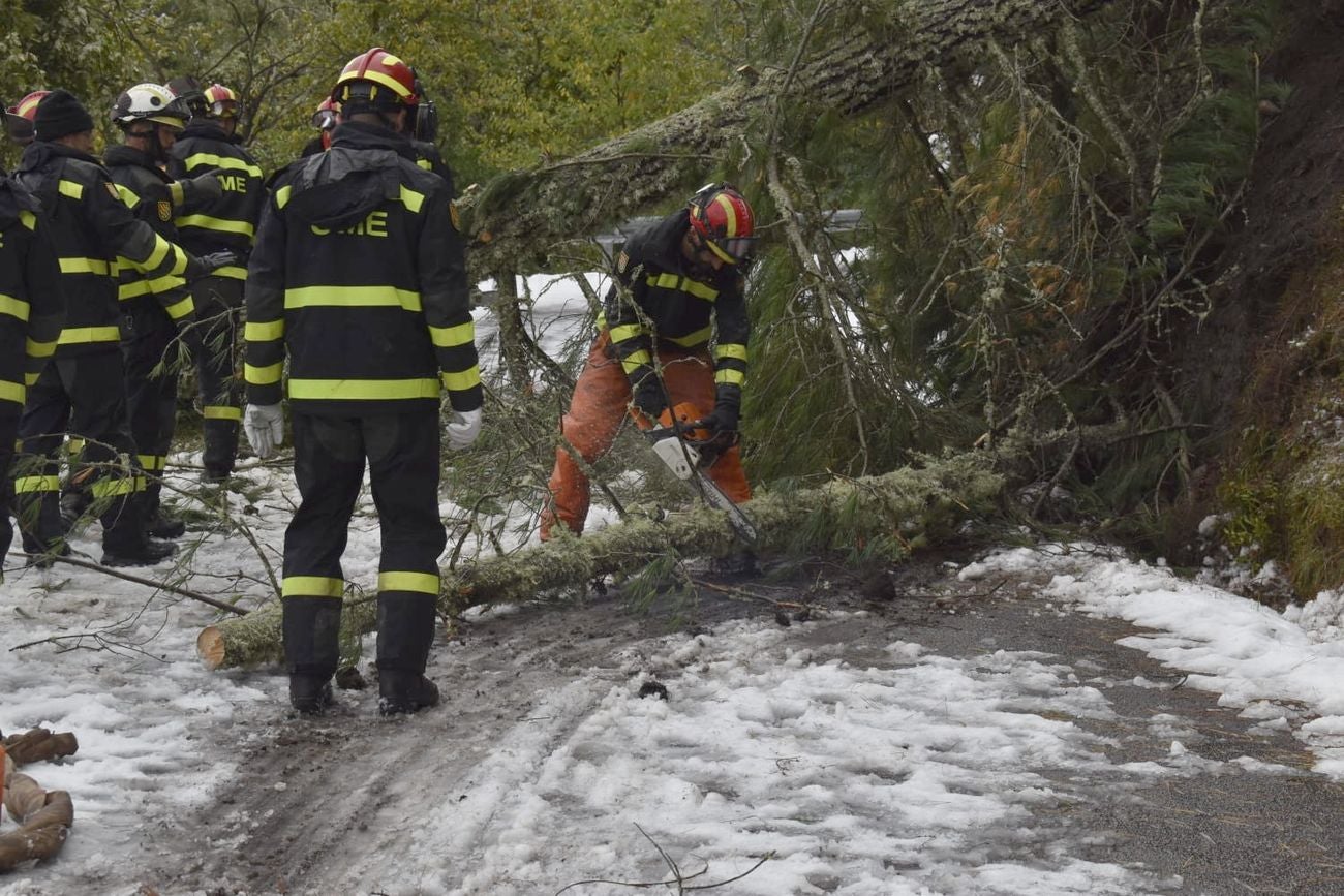 La UME de León acude al rescate de una persona que precisaba de asistencia sanitaria en esta localidad asturiana perteneciente al concejo de Ibias y aislada por la nieve