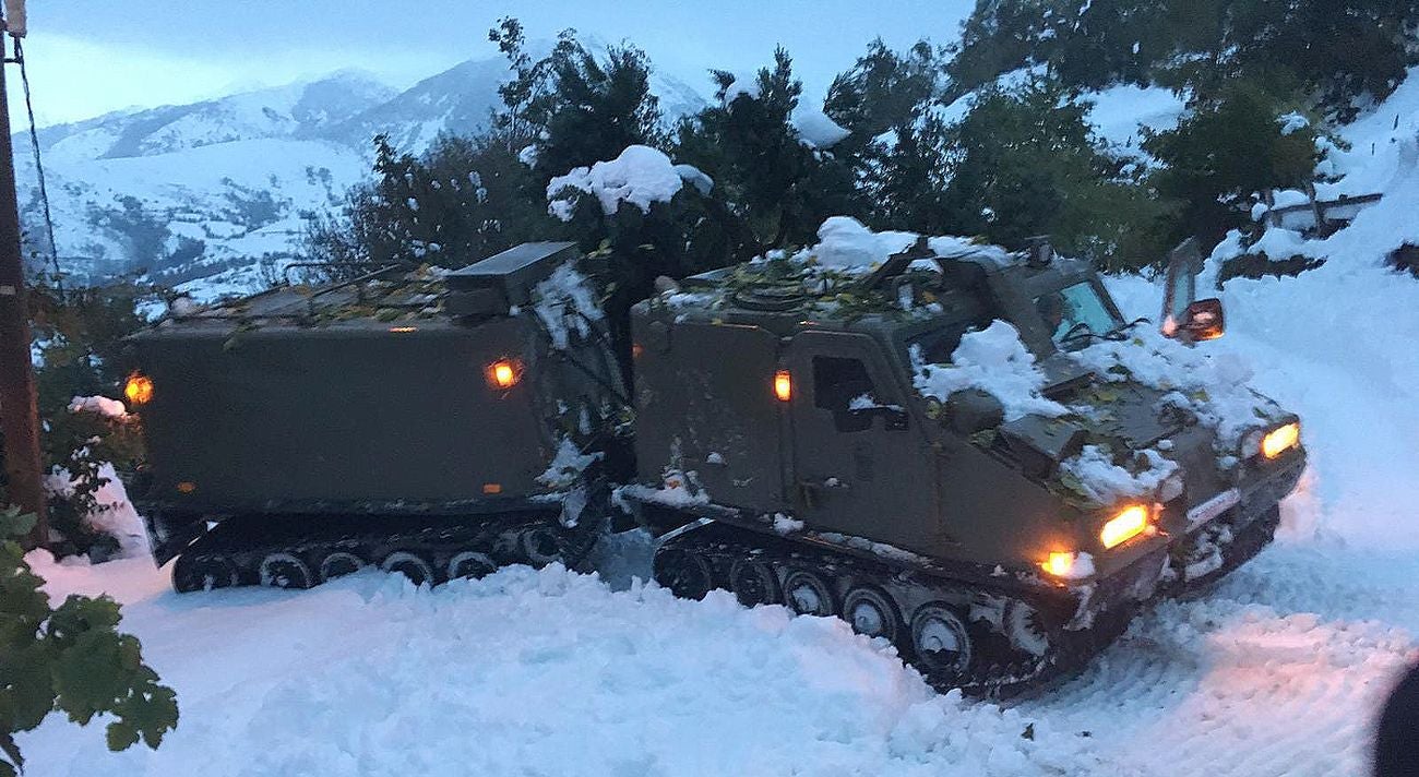 La UME de León acude al rescate de una persona que precisaba de asistencia sanitaria en esta localidad asturiana perteneciente al concejo de Ibias y aislada por la nieve