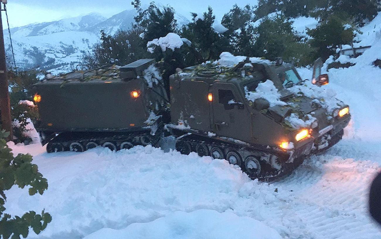 La UME de León acude al rescate de una persona que precisaba de asistencia sanitaria en esta localidad asturiana perteneciente al concejo de Ibias y aislada por la nieve
