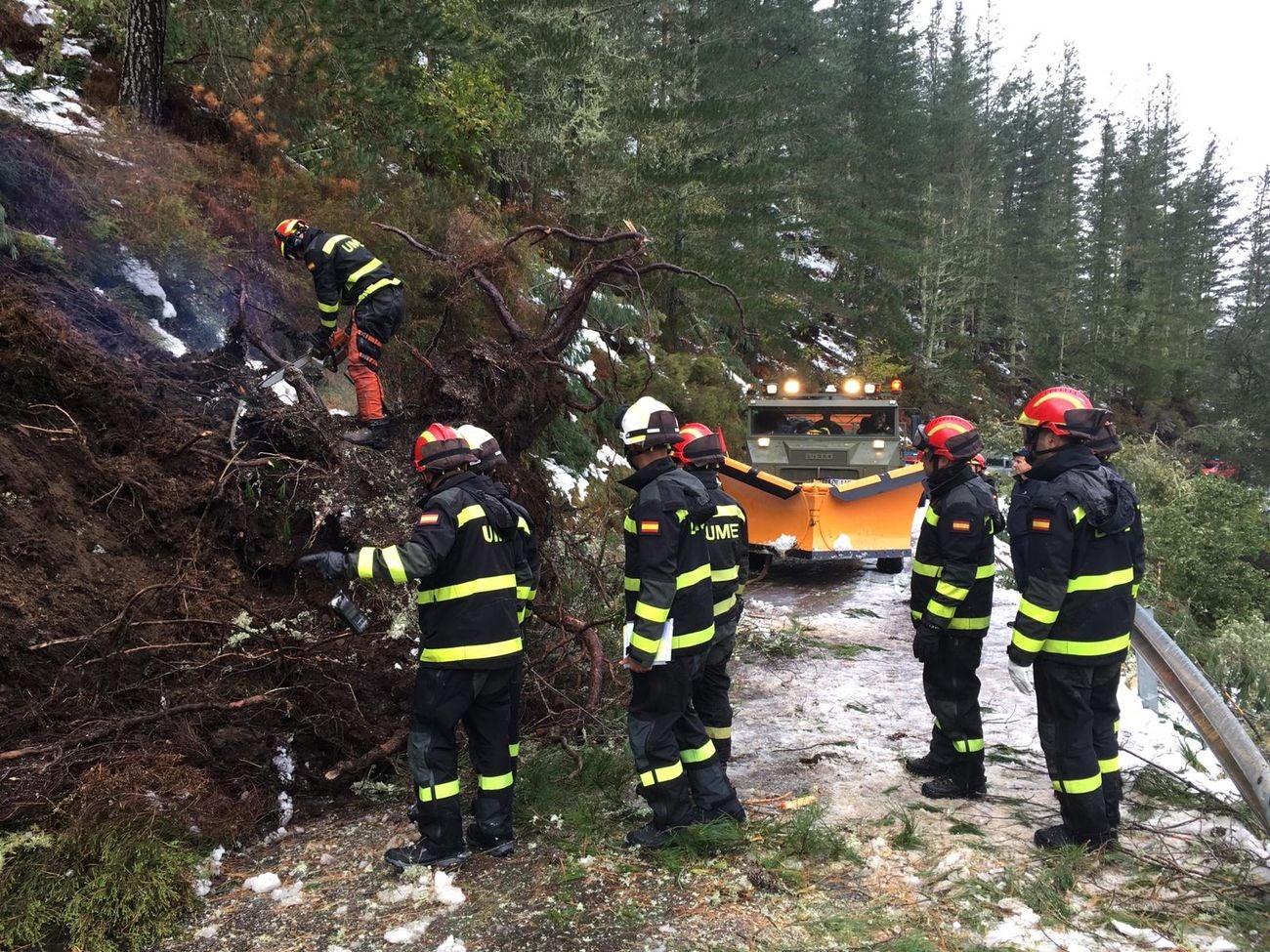 La UME de León acude al rescate de una persona que precisaba de asistencia sanitaria en esta localidad asturiana perteneciente al concejo de Ibias y aislada por la nieve