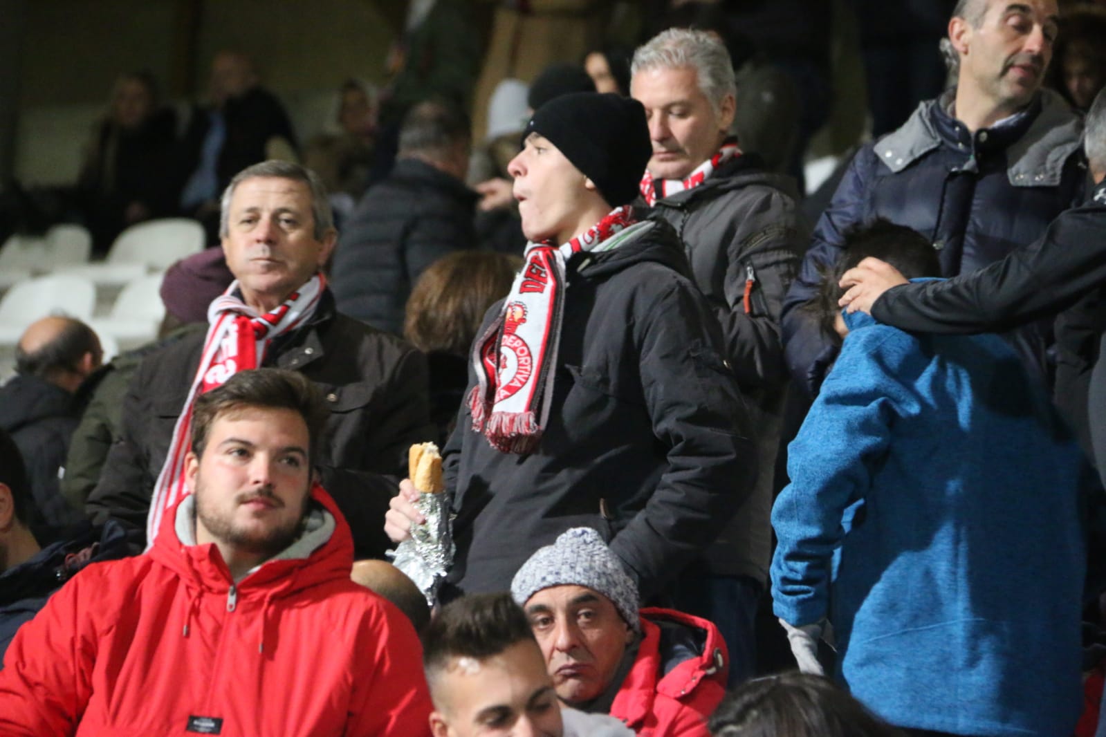 La grada del Reino de León arropó a la Cultural y Deportiva Leonesa en un gran partido ante el FC Barcelona