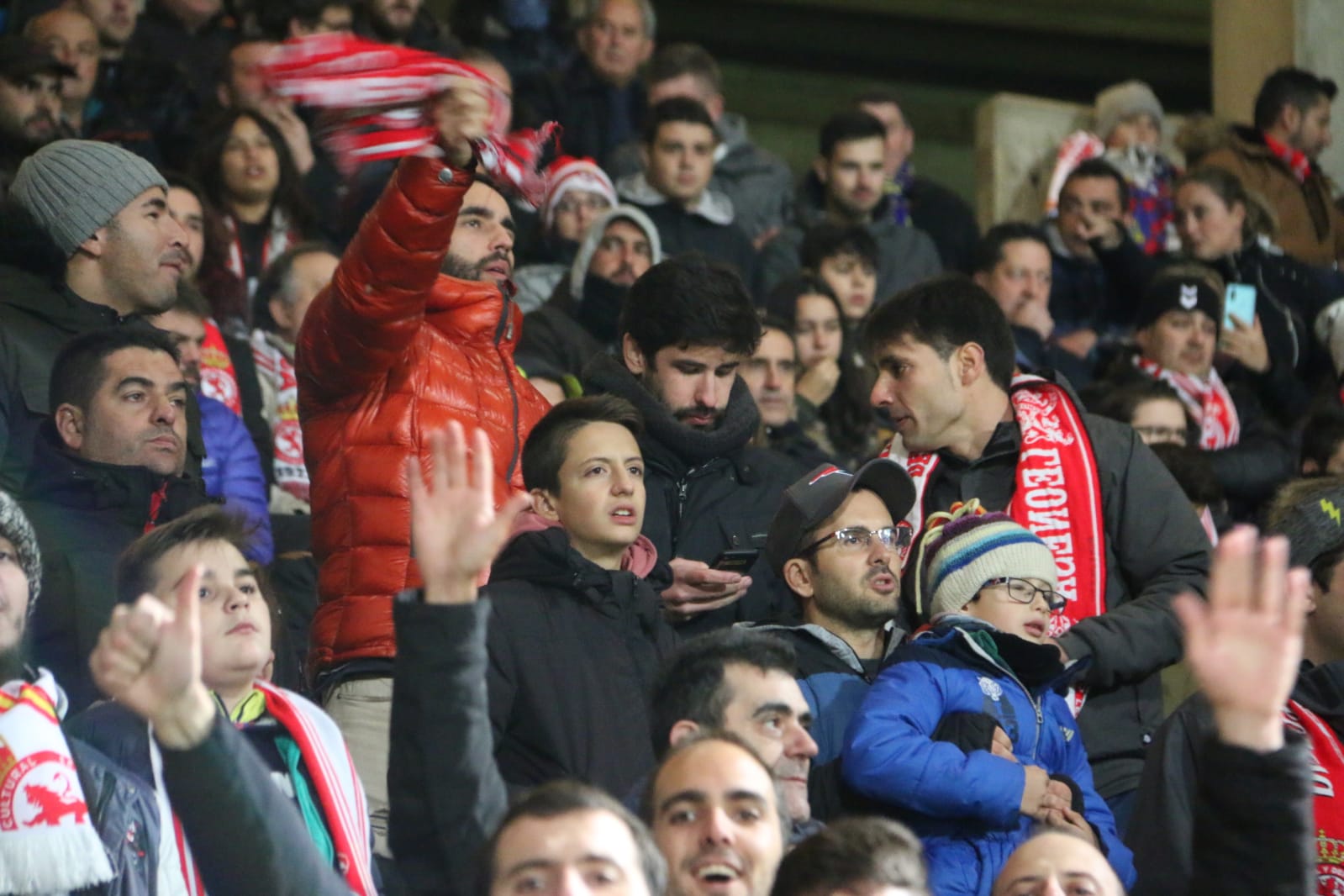 La grada del Reino de León arropó a la Cultural y Deportiva Leonesa en un gran partido ante el FC Barcelona