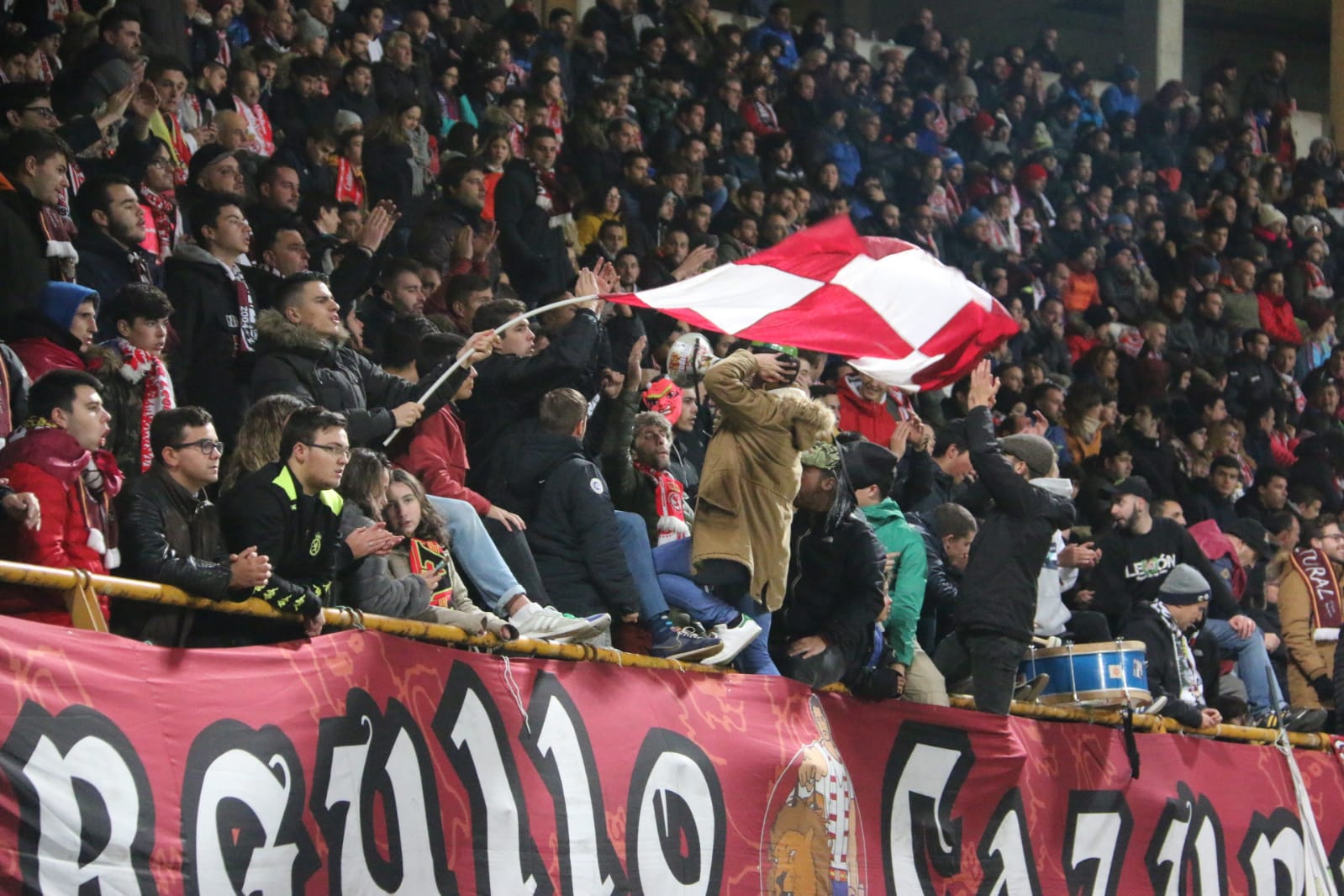 La grada del Reino de León arropó a la Cultural y Deportiva Leonesa en un gran partido ante el FC Barcelona