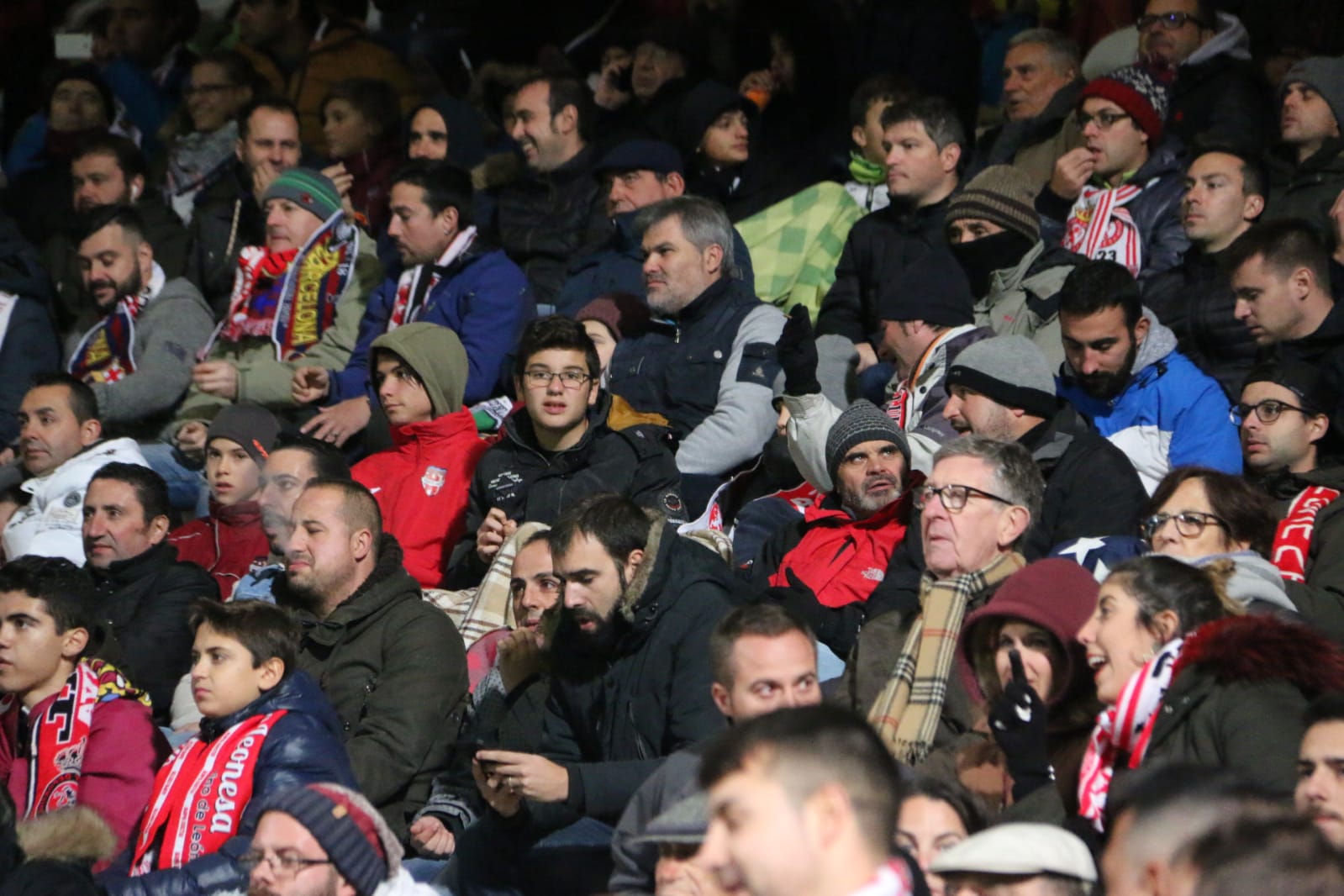 La grada del Reino de León arropó a la Cultural y Deportiva Leonesa en un gran partido ante el FC Barcelona