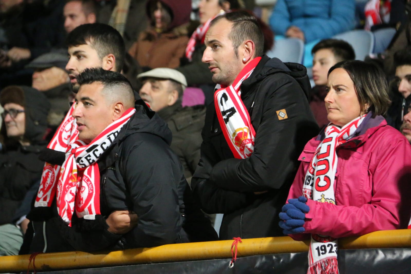 La grada del Reino de León arropó a la Cultural y Deportiva Leonesa en un gran partido ante el FC Barcelona