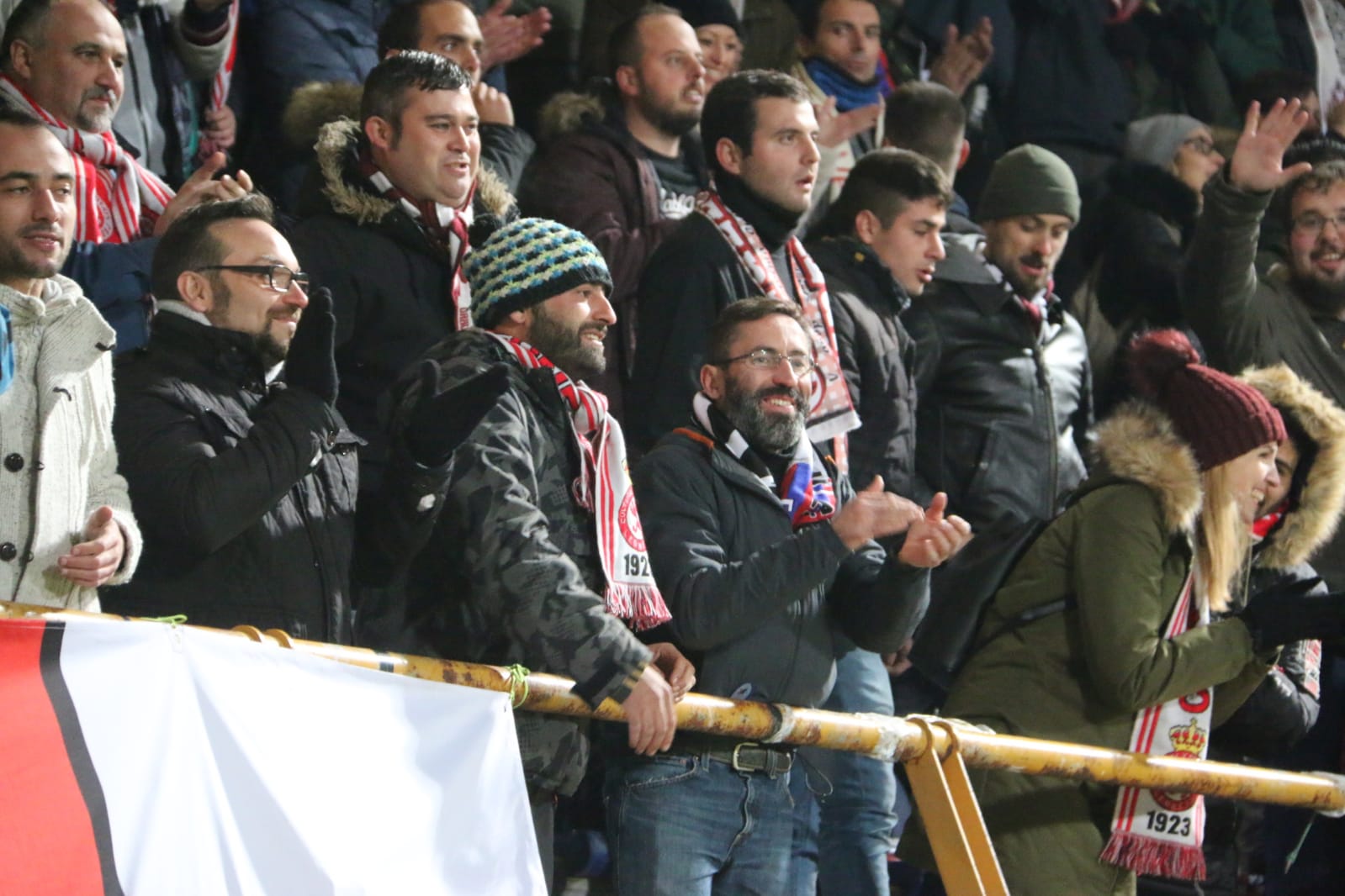 La grada del Reino de León arropó a la Cultural y Deportiva Leonesa en un gran partido ante el FC Barcelona