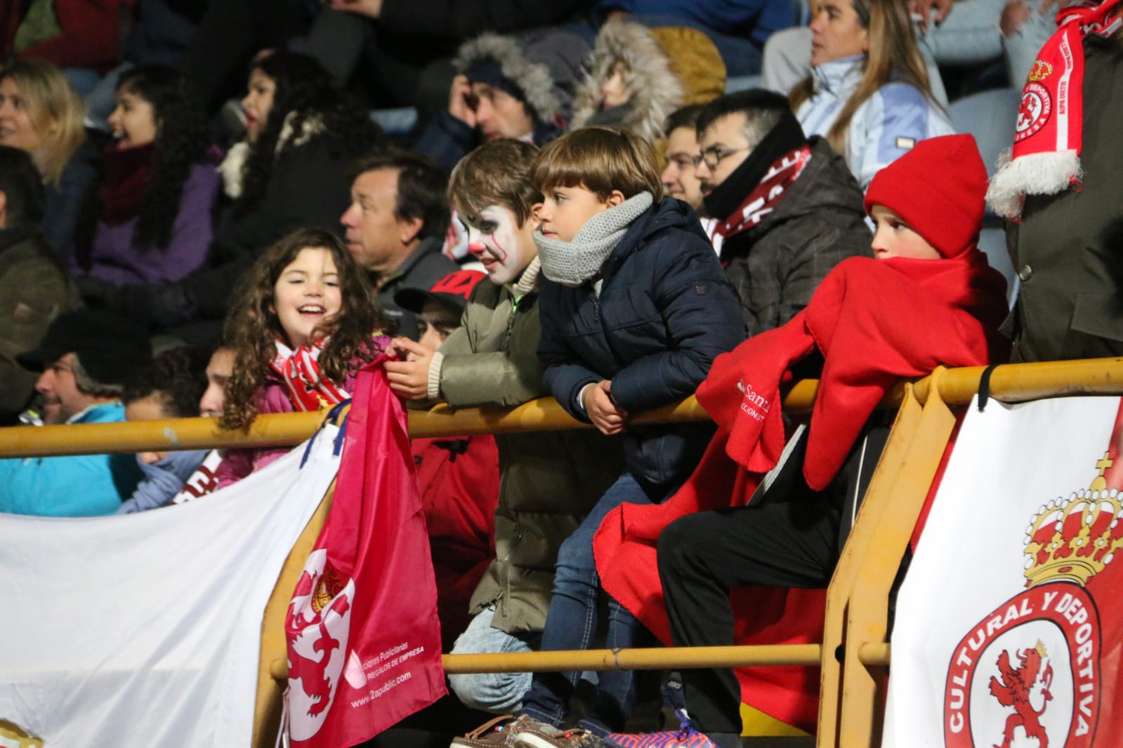 La grada del Reino de León arropó a la Cultural y Deportiva Leonesa en un gran partido ante el FC Barcelona