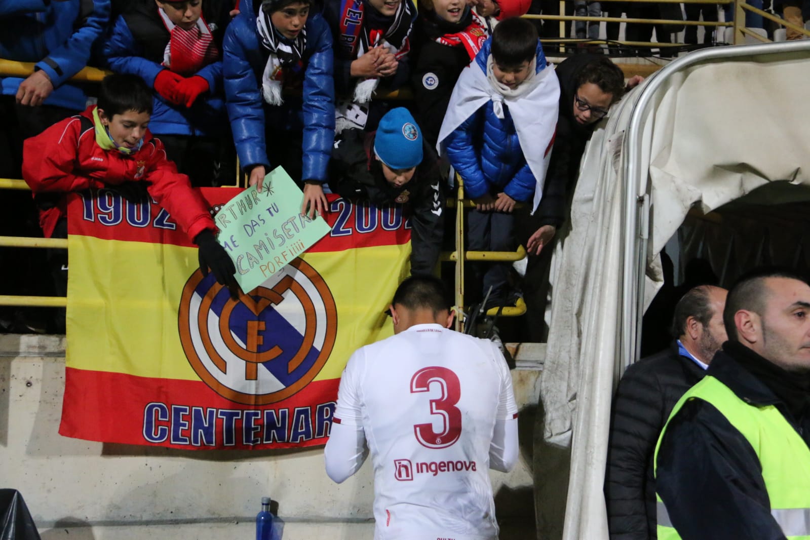 La grada del Reino de León arropó a la Cultural y Deportiva Leonesa en un gran partido ante el FC Barcelona