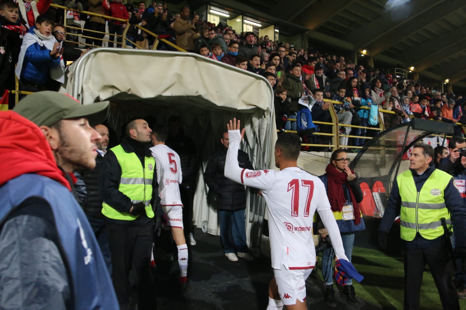 La grada del Reino de León arropó a la Cultural y Deportiva Leonesa en un gran partido ante el FC Barcelona