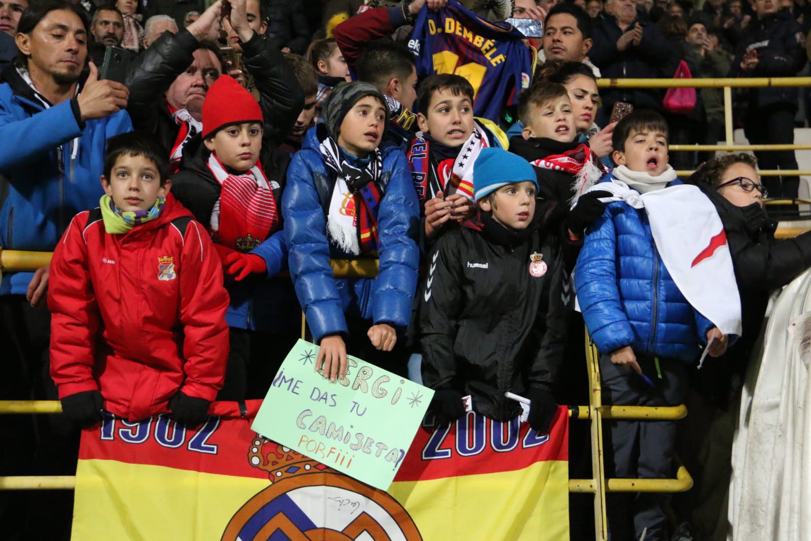 La grada del Reino de León arropó a la Cultural y Deportiva Leonesa en un gran partido ante el FC Barcelona