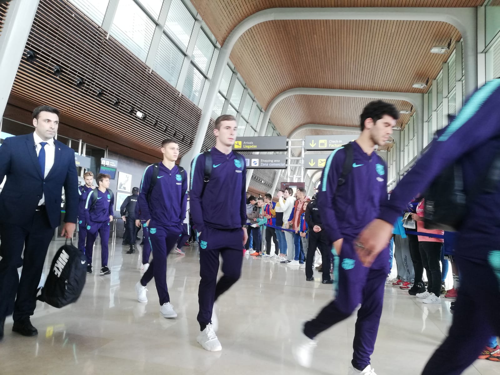 Expectación en el Aeropuerto de León para recibir al conjunto blaugrana en la capital | El equipo de Valverde empleará la jornada para descanso y paseo hasta la hora del partido