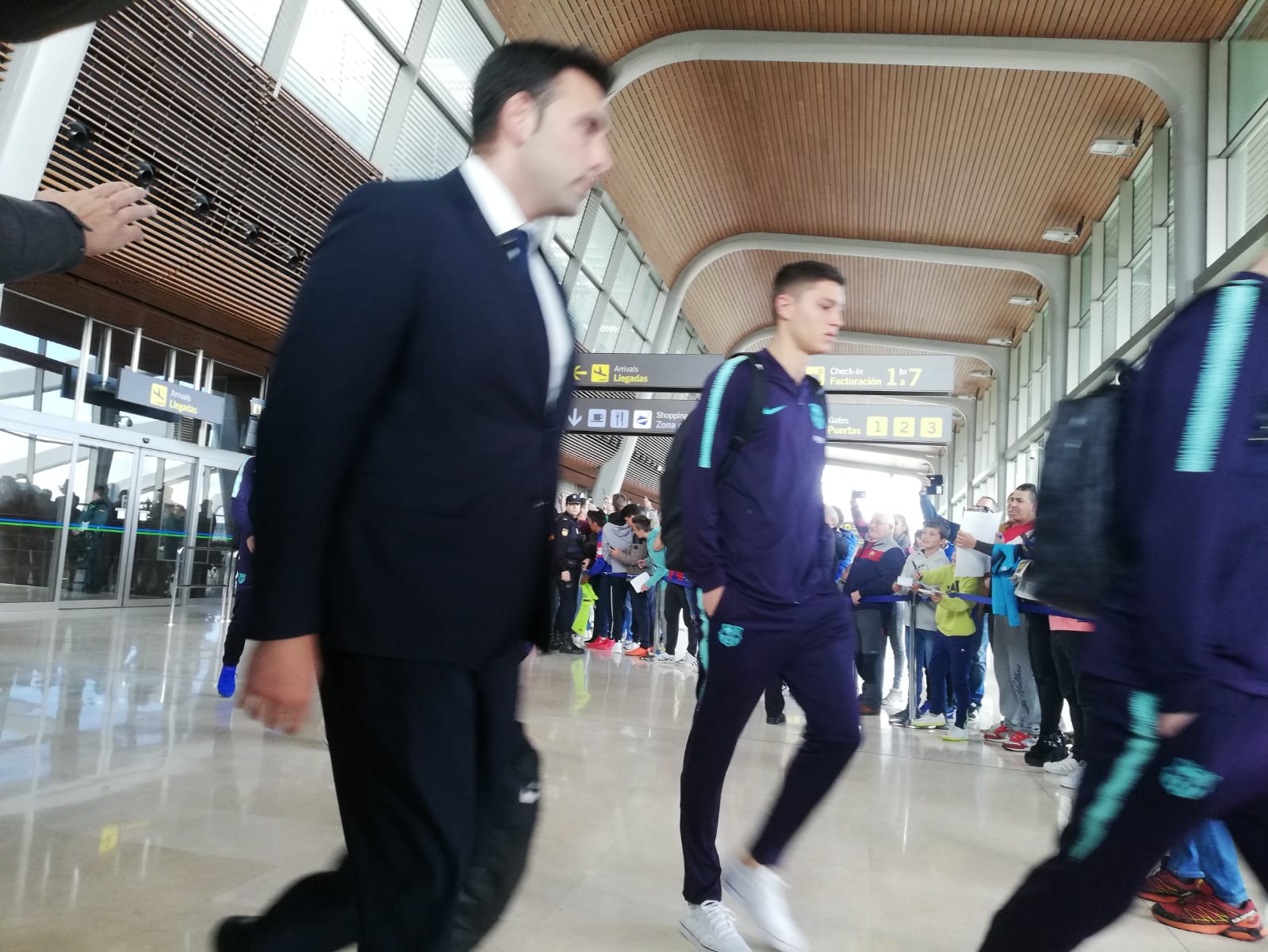 Expectación en el Aeropuerto de León para recibir al conjunto blaugrana en la capital | El equipo de Valverde empleará la jornada para descanso y paseo hasta la hora del partido