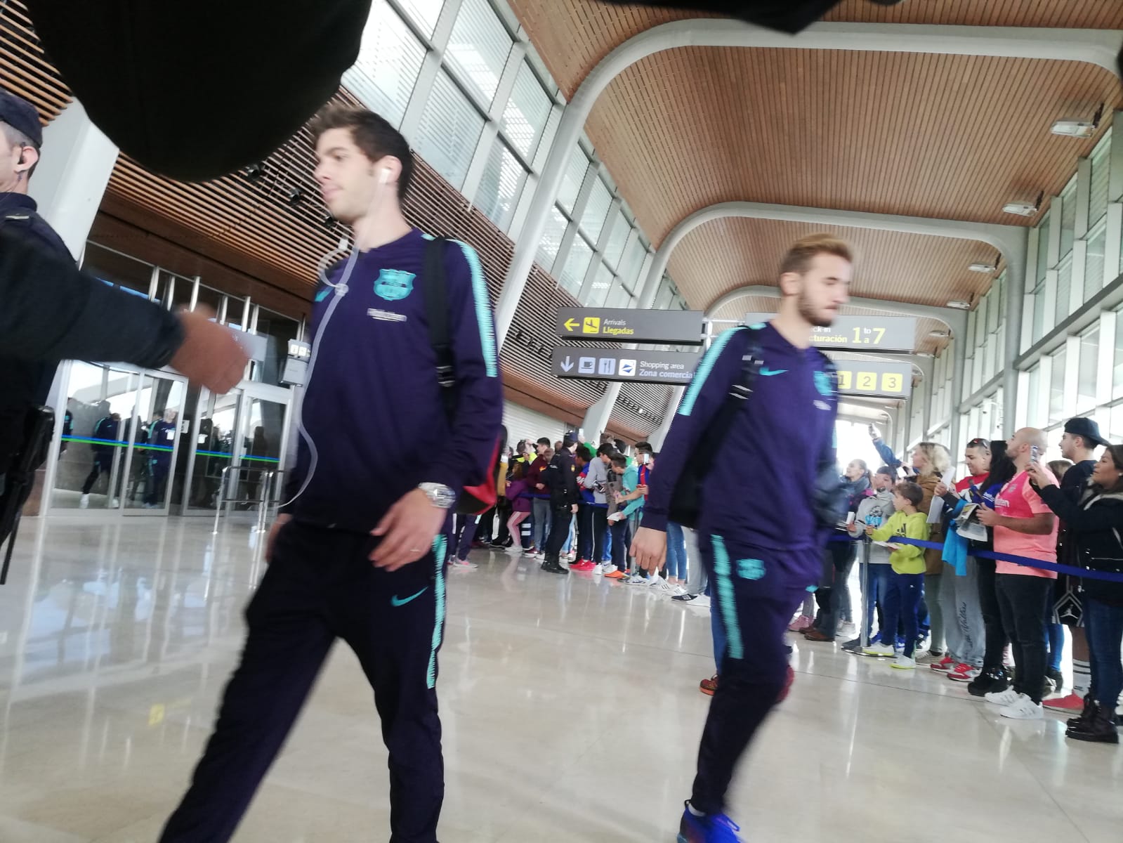 Expectación en el Aeropuerto de León para recibir al conjunto blaugrana en la capital | El equipo de Valverde empleará la jornada para descanso y paseo hasta la hora del partido