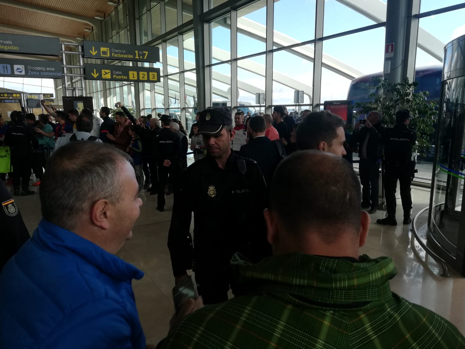 Expectación en el Aeropuerto de León para recibir al conjunto blaugrana en la capital | El equipo de Valverde empleará la jornada para descanso y paseo hasta la hora del partido