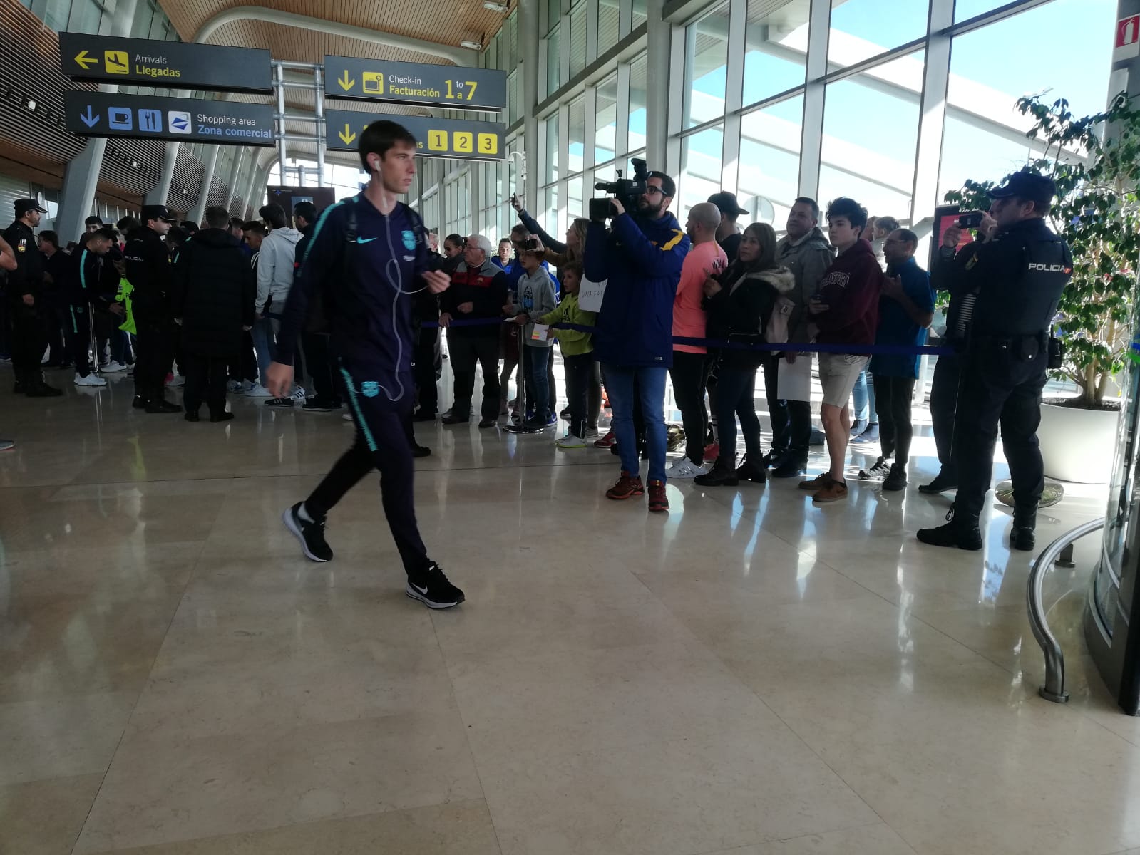 Expectación en el Aeropuerto de León para recibir al conjunto blaugrana en la capital | El equipo de Valverde empleará la jornada para descanso y paseo hasta la hora del partido