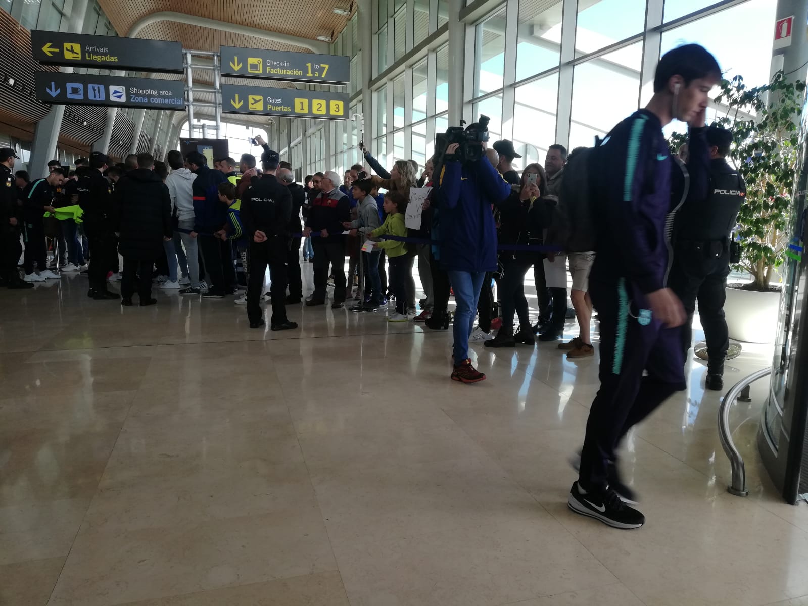 Expectación en el Aeropuerto de León para recibir al conjunto blaugrana en la capital | El equipo de Valverde empleará la jornada para descanso y paseo hasta la hora del partido