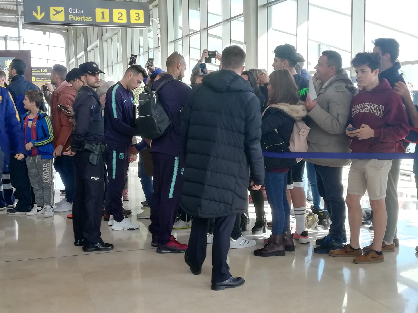 Expectación en el Aeropuerto de León para recibir al conjunto blaugrana en la capital | El equipo de Valverde empleará la jornada para descanso y paseo hasta la hora del partido