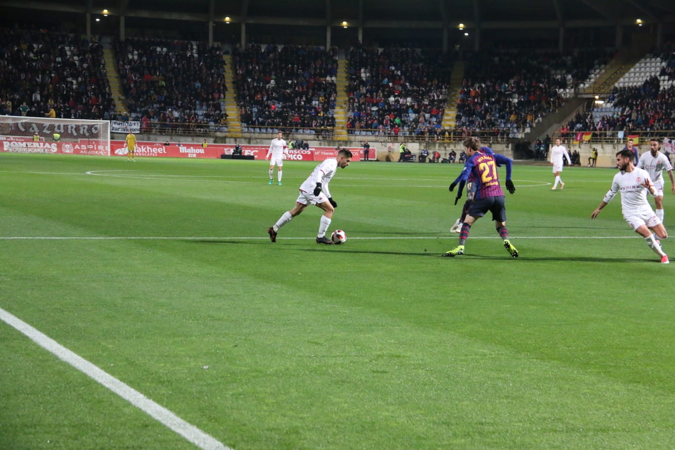 Cultural y FC Barcelona disputan un intenso encuentro en el Reino de León con la presencia de 11.000 espectadores en las gradas