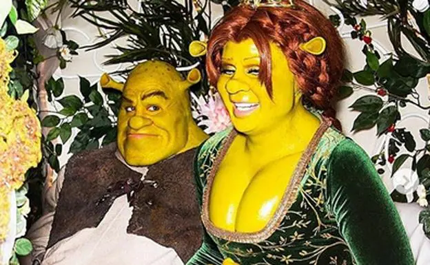 Heidoi Klum caracterizada de la Princesa Friona, junto a su pareja 'en el papel' de Shreck. 