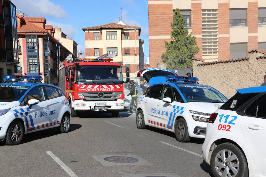 Al suceso, que se produjo sobre las 12.30 horas de este viernes, acudieron una dotación de Bomberos y varias patrullas de la Policía Local