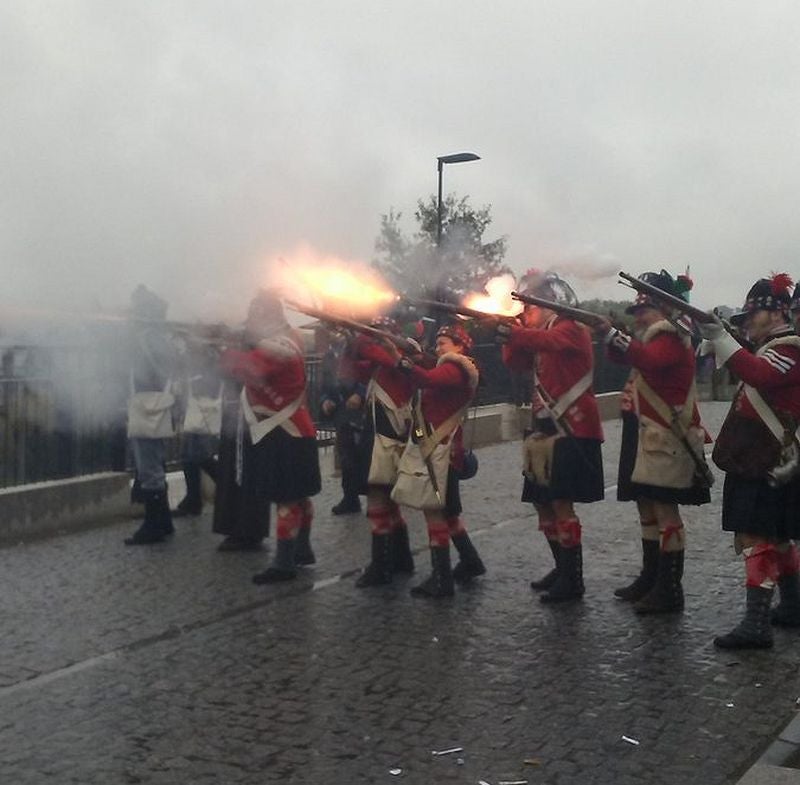 Cacabelos recrea con un centenar de figurantes la batalla entre fuerzas inglesas y francesas con la muerte de Auguste François-Marie de Colbert-Chabanais por el disparo de del francotirador Thomas Plunkett