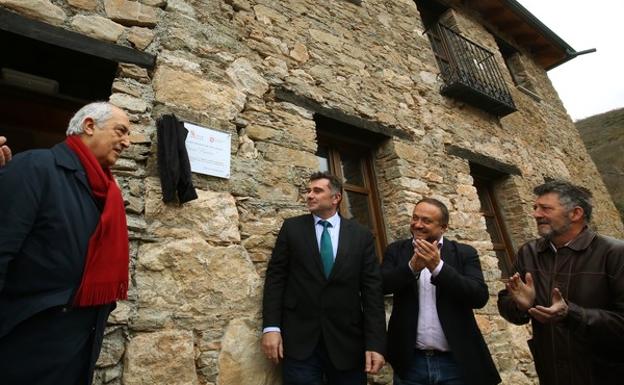 Imagen de la inauguración del albergue de peregrinos del Camino de Invierno de Priaranza del Bierzo.