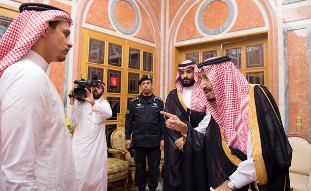 El rey Salman bin Abdulaziz Al Saud y el príncipe Prince Mohammed bin Salman (derecha) reciben a familiares de Khashoggi.